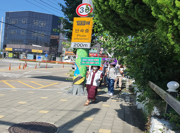 고성군은 20일 오전 서외오거리 광장에서 고성군 여성안전지킴이단 “핑!고!”를 주축으로 여성친화도시 군민참여단 안전분과, 고성가족상담소, 고성군여성단체협의회 인원20명이 디지털 성범죄 근절 캠페인을 실시했다./ⓒ고성군