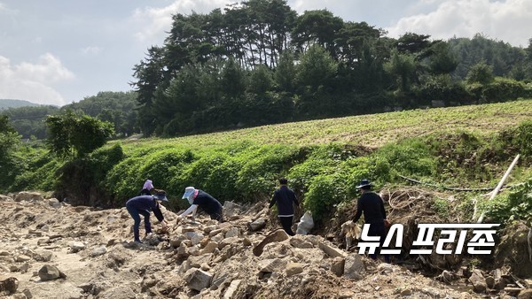 지난 18일 재단 직원 13명이 충주시 산척면 일원에서 토사와 부유물, 파손된 시설물 제거 및 하천 환경정화활동 등 복구 작업을 펼쳤다./ⓒ충주시