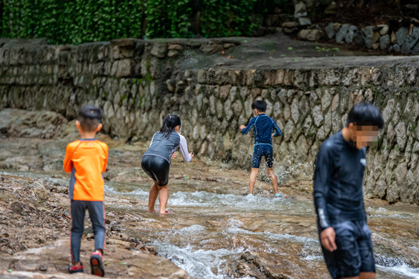 깨끗하게 정비된 남양주시 수락산 계곡의 '청학비치'에서 물놀이를 즐기고 있는 아이들./Ⓒ남양주시청