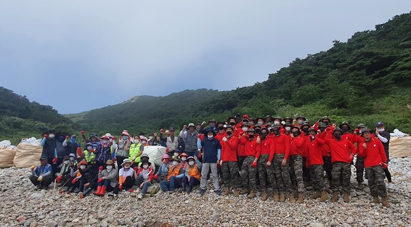 옹진군 대청면 국가지질공원 ‘광난두 해변’ 민‧관‧군 환경정화/ⓒ옹진군