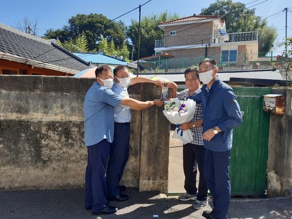 산청군이 지난해에 이어 올해에도 국가유공자의 헌신에 보답하고 자긍심을 높이기 위한 명패달아드리기 사업을 추진한다./ⓒ산청군