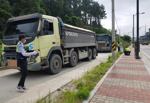 포천시와 경기도건설본부 북부도로과가 함께 과적차량 집중단속을 실시하고 있다./Ⓒ포천시청