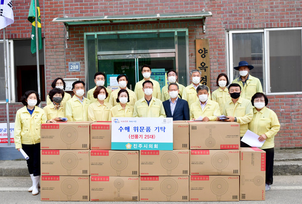 진주시의회는 21일 내동면 양옥마을을 찾아 피해 및 복구 상황을 점검하고 피해복구 활동을 가졌다./ⓒ진주시