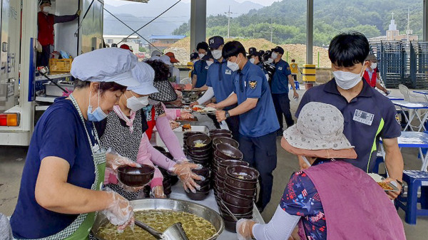 합천군 자원봉사센터는 거제시 자원봉사센터 ‘사랑의 밥차’를 지원받아 지난 20일, 21일 양일간 율곡농협에서 밥차 봉사활동을 펼쳤다./ⓒ합천군