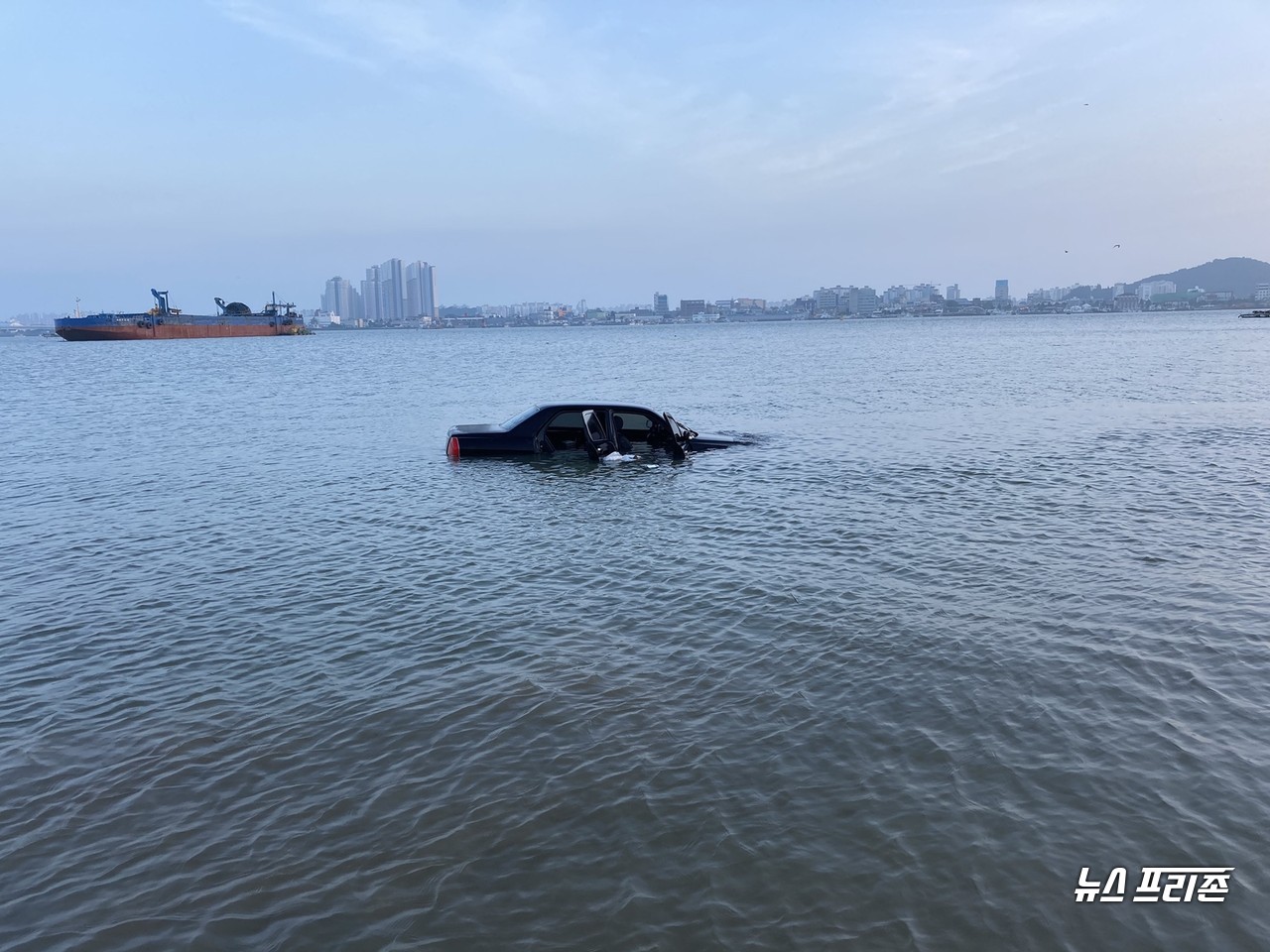 충남 서천군 장항읍 원수포구서 화장실 간 사이 차량이 바다에 추락했다.©보령해양경찰서