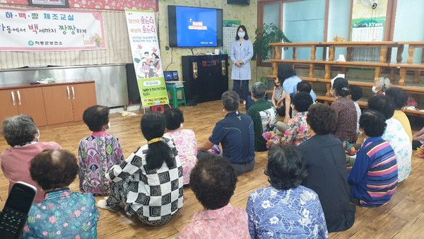 하동군정신건강복지센터는 이달 말까지 관내 경로당 27곳 어르신 500여명을 대상으로 노인 우울척도검사 및 생명사랑 지킴이인 게이트키퍼 양성교육을 실시한다./ⓒ하동군