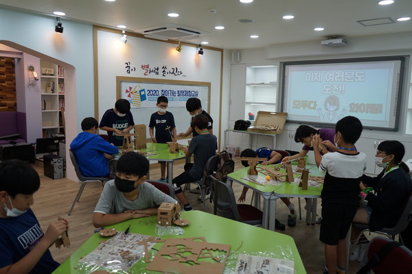 하동 화개초등학교는 인근 초등학교와 연계한 소규모공동교육과정 운영의 일환으로 2020 찾아가는 발명체험교실을 운영했다./ⓒ하동군