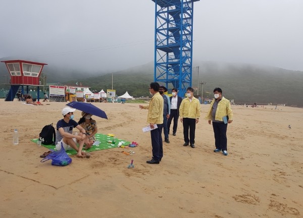 홍인성 중구청장 해수욕장 안전점검 모습/ⓒ중구