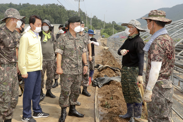 합천군에 따르면 서욱 육군참모총장이 전국 각지의 피해 복구 현장을 연일 방문하면서 코로나19 방역을 철저히 준수한 가운데 안전한 대민지원을 강조했다./ⓒ합천군