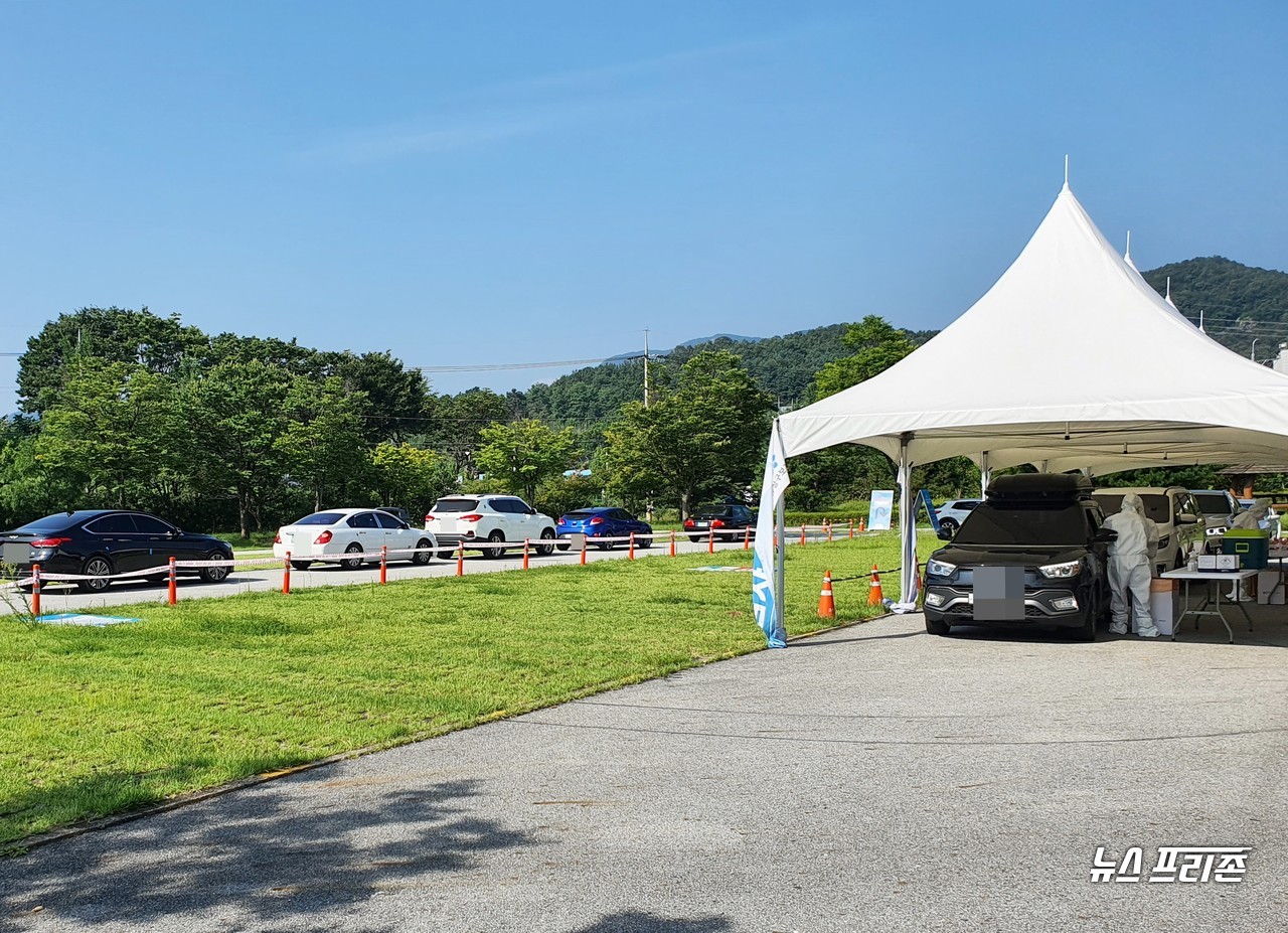 대전지역에서 신종 코로나바이러스 감염증(코로나19) 확산이 날로 심화되는 가운데, 최근 인터넷신문 기자의 확진으로 대전시청, 대전시의회, 대전시교육청 기자실이 폐쇄되는 초유의 사태가 벌어졌다. 사진은 24일 대전시 유성구 선별진료소 월드컵경기장(보조경기장) P2주차장에서 드라이브 스루를 통해 코로나19 검사가 진행되고 있다./ⓒ이현식 기자