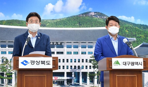 이철우·권영진  시도지사가 대구경북통합신공항 관련 공동합의문을 발표하고 있다/Ⓒ경북도청