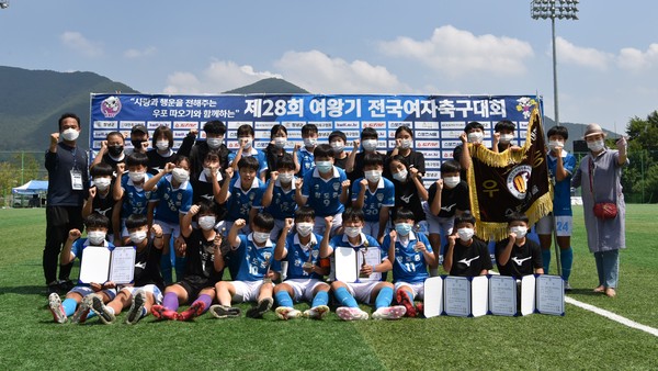 25일 창녕스포츠파크에서 제28회 여왕기 전국여자축구대회 중등부 우승을 차지한 포항항도중학교가 기념촬영 모습./ⓒ창녕군