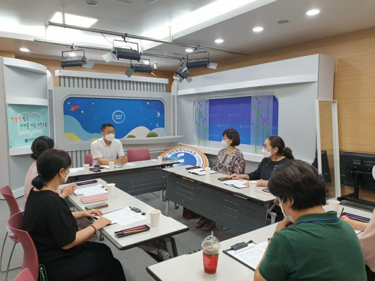 대전시교육청(교육감 설동호)은 코로나19 시대의 청렴 연수 방식을 집합에서 포트폴리오식 분산 연수로 전환한다. 사진은  이충열 체육예술건강과장이 영양(교)사 협의회에서 청렴교육에 대해 논의를 하고 있다./ⓒ대전시교육청