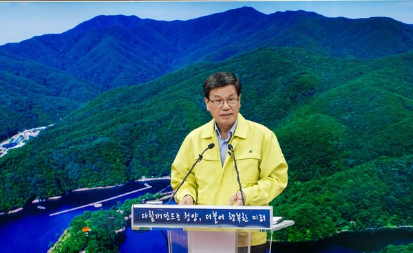 김돈곤 청양군수는 11일 군청 상황실에서 언론 브리핑을 갖고 관광분야 군정성과에 이어 아토피 힐링 에코타운 조성 등 7가지 거점사업을 중심으로 ‘농촌형 청정 차별관광 시스템’을 구축하겠다고 밝혔다.⒞뉴스프리존