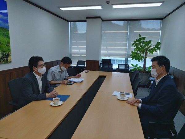 김태호 국회의원은 25일, 서울 반포 한강홍수통제소를 방문하여 지난 8월초순 호우 당시 합천댐 수위 조절 실패에 따른 주민 수해 피해 대책과 관련하여 조명래 환경부 장관과 면담했다./ⓒ김태호의원실