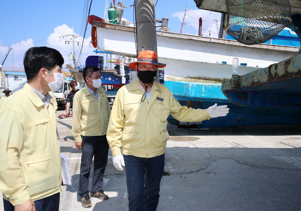 가세로 태안군수(오른쪽 첫번째)가  제18호 태풍 '바비'에 대비 25일 고남면 영목항을 찾아 어선 피항 및 결박상태를 점검하고 가두리 양식장 수산 증양식시설 결박 및 이동 조치등을 확인하고 있다./ⓒ태안군청