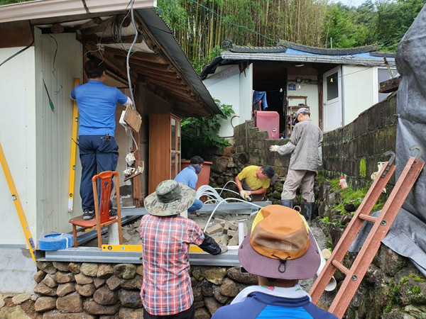 하동군 옥종면지역사회보장협의체는 행복릴레이 사랑愛보금자리사업 일환으로 차상위 주거사각지대 독거노인 가구의 행복보금자리 16호 사업을 마무리했다./ⓒ하동군