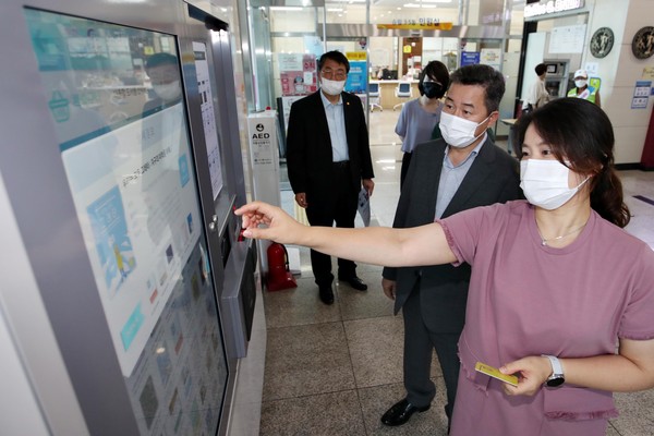 송림도서관 유모차 살균기 및 무인도서대출반납기 시연회(무인도서대출반납기)/ⓒ동구