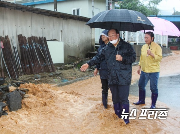 피해현장을 살피는 류한우 단양군수.(사진제공=단양군)