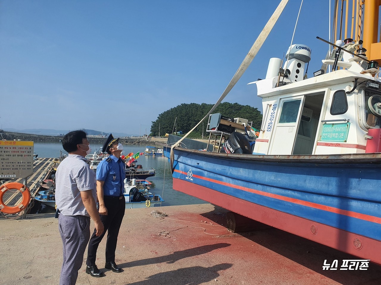 성대훈 서장이  24일 대천항을 비롯한 무창포항과 흥원항, 마량항 등을 차례로 방문해 태풍 대비상황을 직접 점검하고 있다.⒞보령해양경찰서