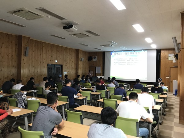 거창군은 27일 농업기술센터 교육장에서 가금전업농가 40여 명을 대상으로 하절기 조류인플루엔자(AI) 방역교육을 실시했다./ⓒ거창군