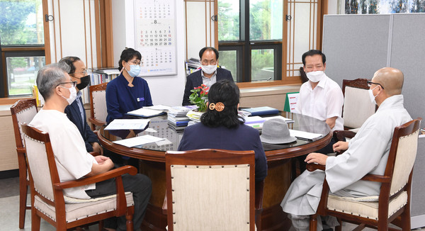 거창군은 27일 군수실에서 도내 코로나19 확진자 급증 및 사회적 거리두기 2단계 격상에 따라 코로나19의 확산 방지를 위해 관내 4대 종교단체 대표자와 긴급 간담회를 개최했다./ⓒ거창군