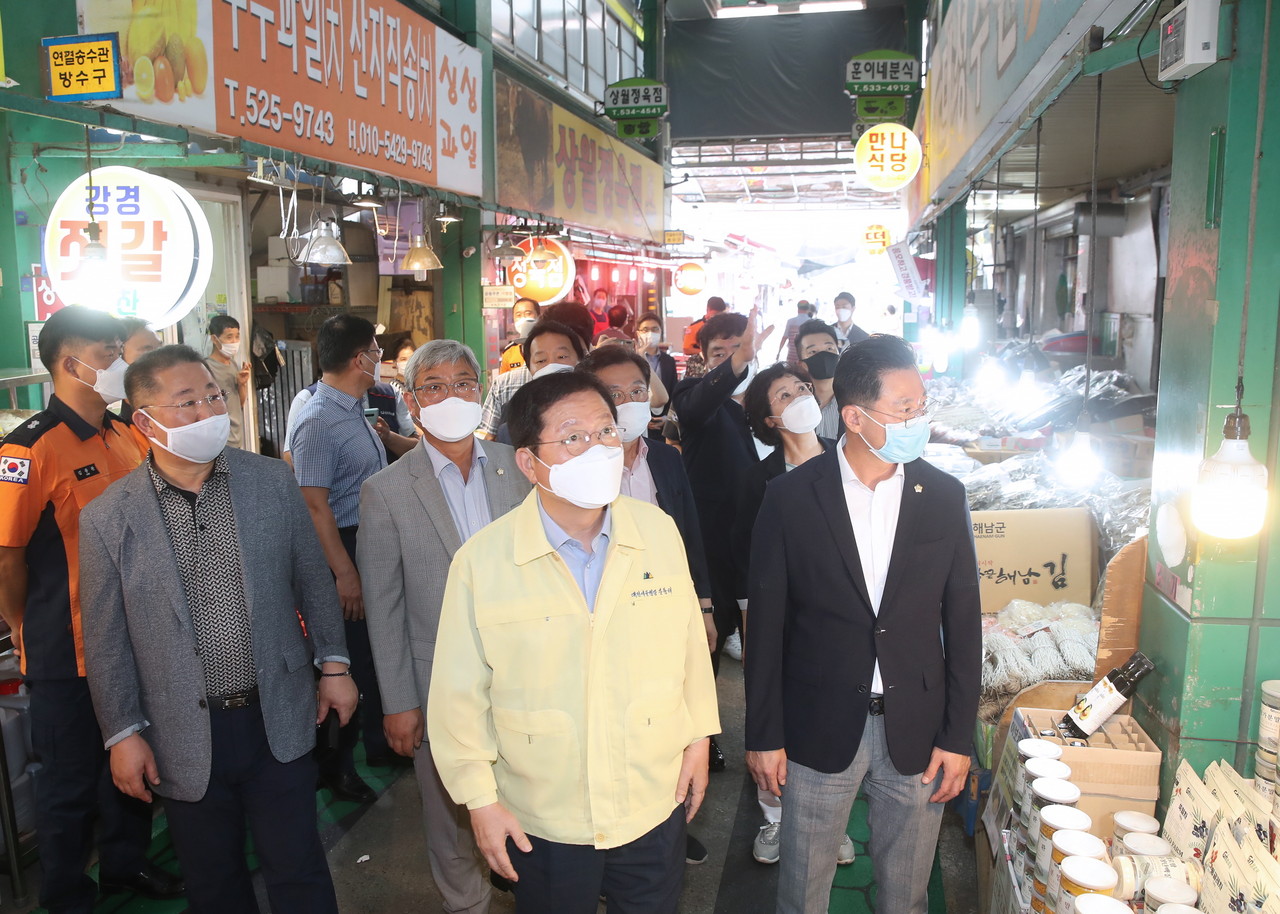 대전 서구(구청장 장종태)는 화재발생 시 취약한 전통시장에 초기 진화 및 즉시 대응을 위해 도마큰시장과 한민시장에 5억여 원을 투입해 '화재 알림 시설'을 설치를 완료했다. 사진은 장종태 서구청장이 27일 도마큰시장을 찾아 화재위험 경보시설 설치 현장 점검을 관계자들과 함께하고 있다./ⓒ서구청