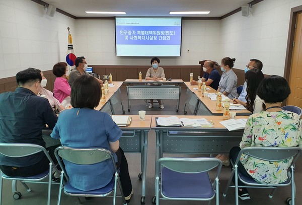 지난 26일 창녕군자원봉사센터 교육장에서 주민복지과 인구증가 간담회를 진행모습./ⓒ창녕군