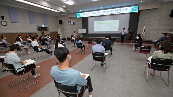 산청군은 회계 업무 관련 공무원들의 직무능력 향상을 위한 회계실무 교육을 실시했다./ⓒ산청군