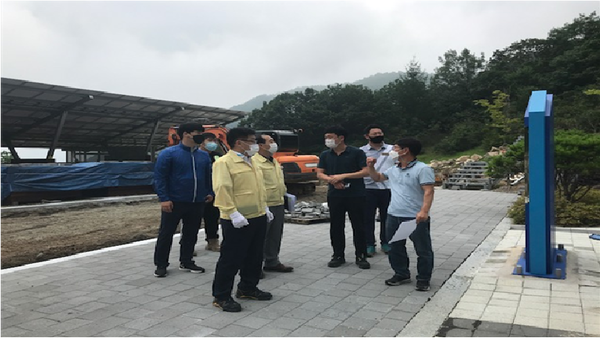 조현옥 함양 부군수는 “제8호 태풍 바비”의 이상무를 확인하고, 지난 27일 함양대봉산 휴양밸리과를 방문해 코로나19 예방수칙을 제대로 이행하고 있는지 확인했다./ⓒ함양군