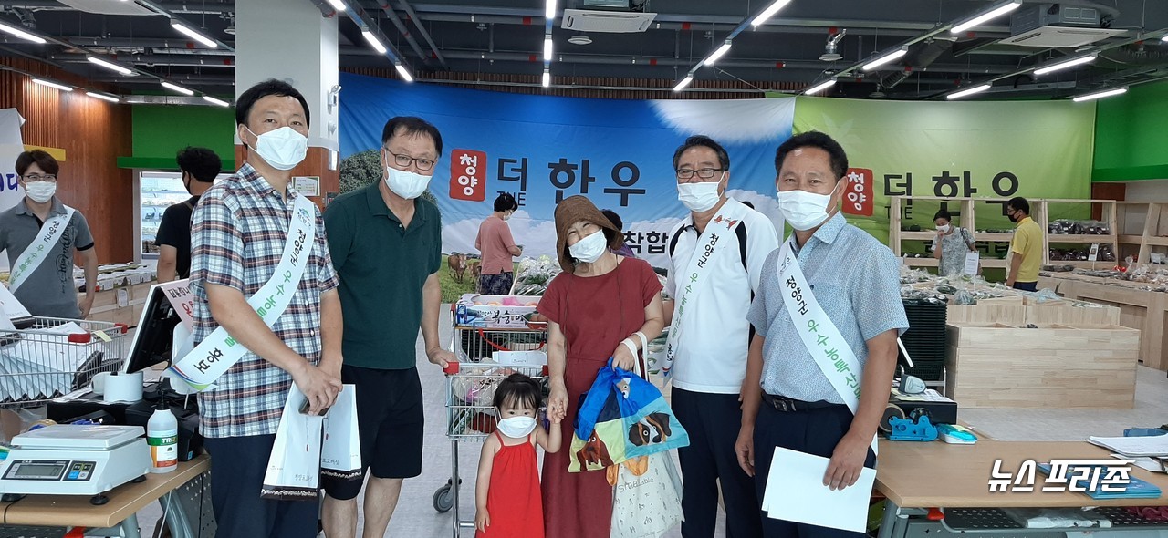 청양군 공직자들이 주말을 반납하고 유성 청양먹거리직매장에서 판촉행사를 펼쳤다.©청양군청