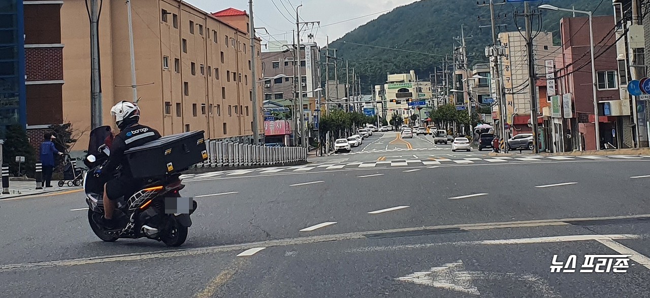 보령지역에 오토바이 퀵 서비스(배달)가 성행하면서 승용차운전자는 물론 보행자들에게까지  안전에 대한 위협을 주고 있어 경찰의 대대적인 단속이 시급하다는 지적이다.Ⓒ이진영 기자