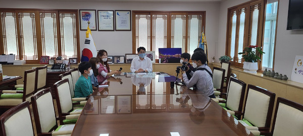 서산시TV 공공기관 탐방편에서 서산시청을 찾은 방학생들이 맹정호 시장(가운데)과 대화를 나누고 있다./ⓒ서산시청