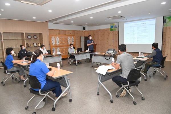 청송군 경로당 신축공사 BF인증 관련업체와 간담회를 열고 있다./Ⓒ청송군청