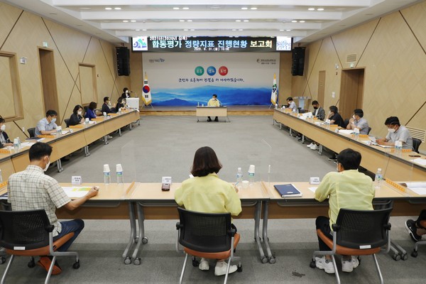 함양군은 지난달 31일 오후 조현옥 부군수 주재로 지표담당계장 등 40여명이 참석한 가운데 ‘2021년(20년 실적) 시군 합동평가 정량지표 진행현황 보고회’를 개최했다./ⓒ함양군