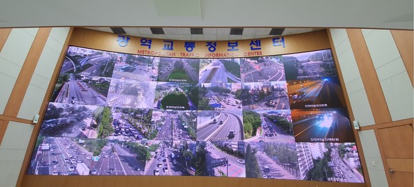 창원시는 시민에게 교차로의 교통상황을 빠르고 정확하게 전달하기 위하여 ‘고화질의 LED 교통관제상황판’을 운영한다/ⓒ창원시