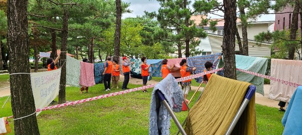 진주시 상평동 지역사회보장협의체는 지난달 31일 상평동 송림공원에서 경남광역자활센터와 연계하여 거동불편 취약계층을 위한 ‘찾아가는 빨래방’서비스 행사를 가졌다./ⓒ진주시