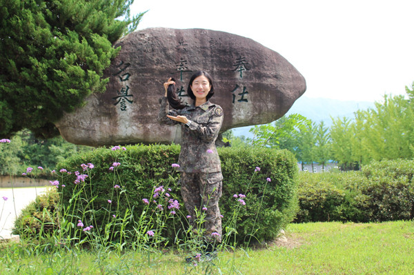 소아암 환자를 위해 소중히 길러온 모발을 기증한 육군5군단 군사경찰단 김루시아하사. 희망천사의 환한 웃음이 아름답다./Ⓒ육군5군단