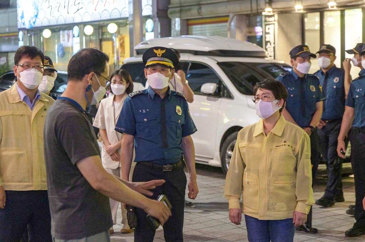 박정현 대덕구청장이 1일 대덕경찰서와 함께 관내 고위험시설 현장을 점검하고 있다./ⓒ대덕구청