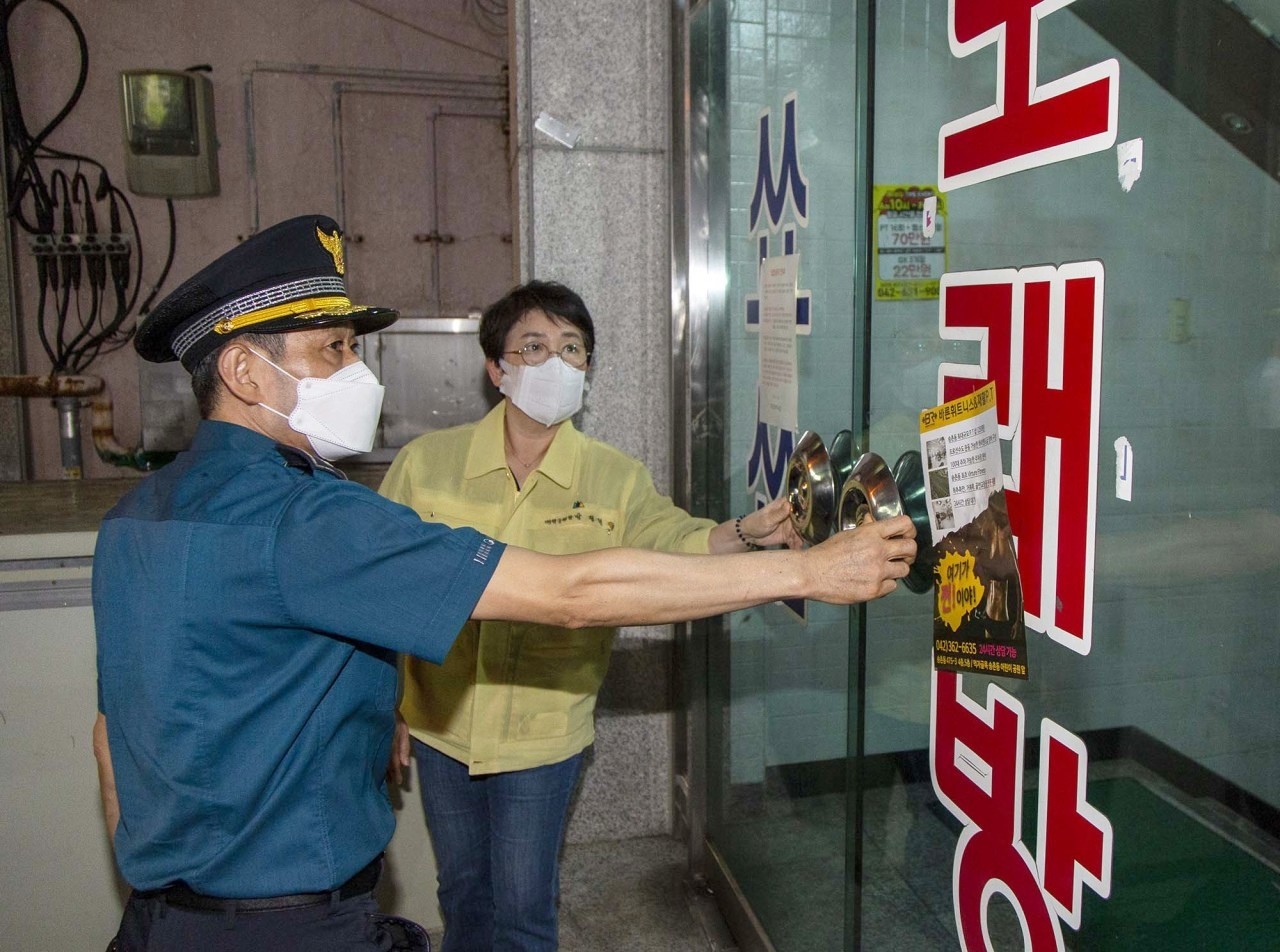 박정현 대덕구청장이 1일 대덕경찰서와 함께 관내 고위험시설 현장을 점검하고 있다./ⓒ대덕구청