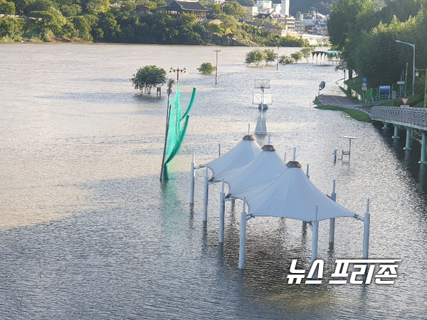 태풍 '마이삭'이 지나간 3일 오전 경남 진주 피해 모습.(물에 잠긴 쉼터)/ⓒ정병기 기자