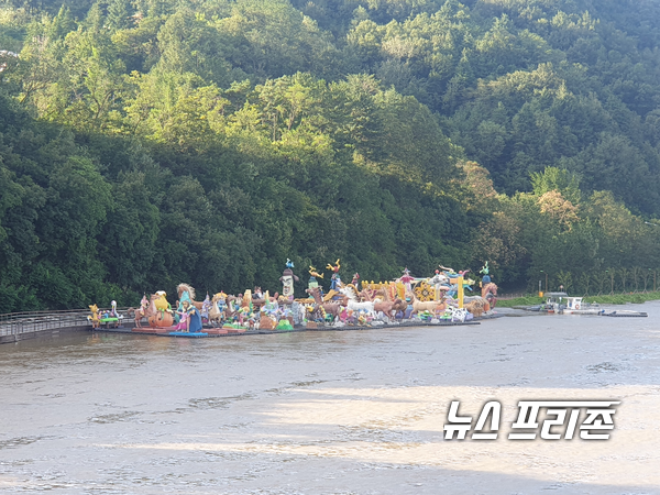 태풍 '마이삭'이 지나간 3일 오전 경남 진주 피해 모습.(위태로운 축제유등)/ⓒ정병기 기자​