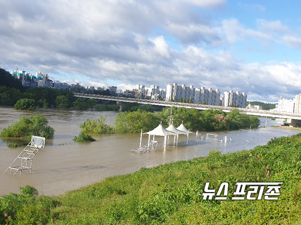 태풍 '마이삭'이 지나간 3일 오전 경남 진주 피해 모습.(물에 잠긴 체육공원/ⓒ정병기 기자