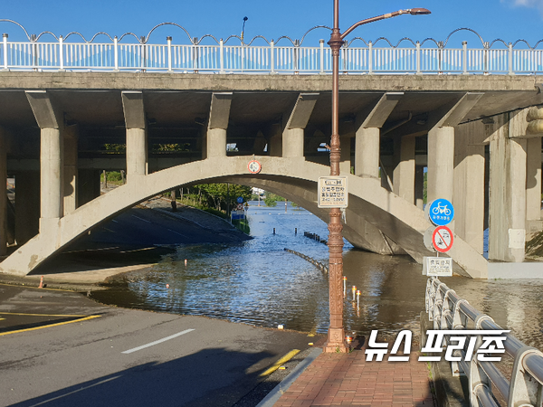 태풍 '마이삭'이 지나간 3일 오전 경남 진주 피해 모습.(진주교 하부도로 물에잠긴 모습)/ⓒ정병기 기자