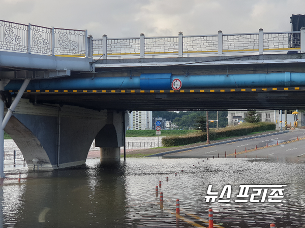 태풍 '마이삭'이 지나간 3일 오전 경남 진주 피해 모습.(진양교 하부도로 물에잠긴 모습)/ⓒ정병기 기자