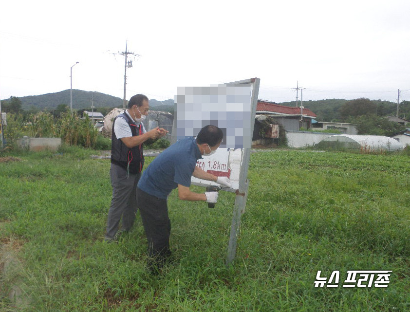 충남 홍성군이 옥외광고물 정비와 불법광고물 단속반을 운영하며 쾌적한 도심환경 만들기에 적극 나섰다./ⓒ홍성군청