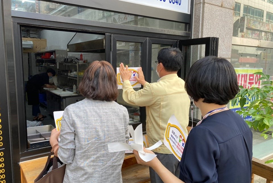 음식점 밀집지역 코로나19 방역수칙 홍보./ⓒ천안시