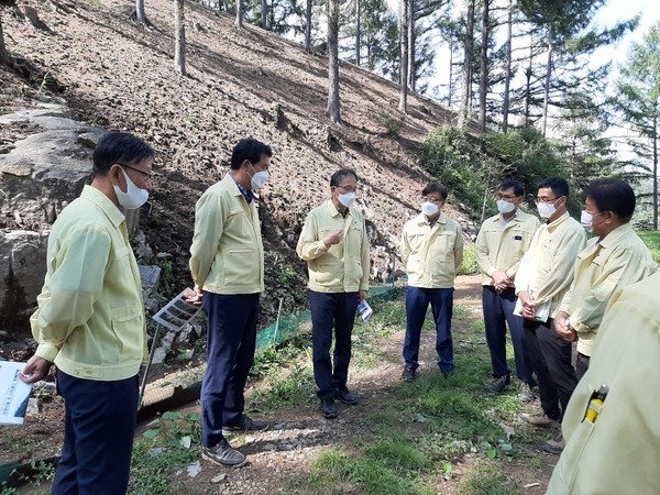 4일 박종호 산림청장이 최영호 거창부군수와 함께 거창 산양삼 재배 피해지 현장을 방문해 임업인에게 위로의 마음을 전했다./ⓒ거창군