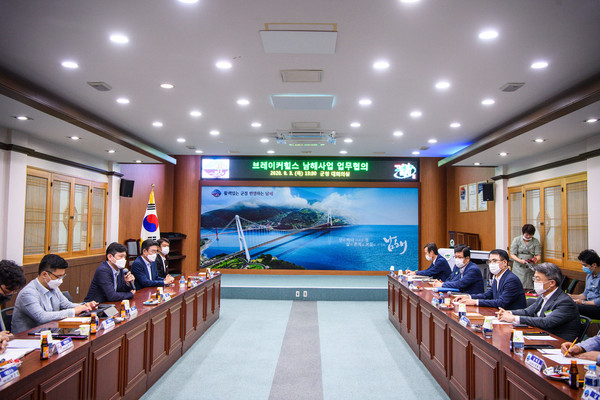 장충남 남해군수를 비롯한 군청 간부공무원과 대명소노그룹 서준혁 부회장 등 경엉진들이 3일 남해군청 대회의실에서 향후 브레이크힐스 남해리조트 사업 추진계획에 대해 논의 모습./ⓒ남해군