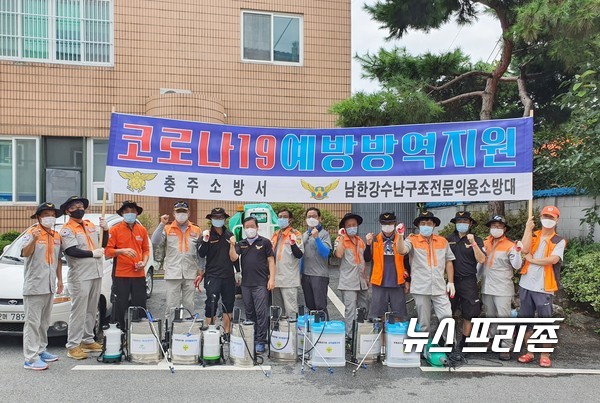 목행용탄동 남한강 수난구조 전문의용소방대(대장 김상구)의 대원 15명은 지난 6일 코로나19 예방을 위해 종교시설, 상가, 주택가, 시장 등 다중이용시설을 대상으로 휴대용 소독기를 이용한 방역 소독을 실시했다./ⓒ=충주시